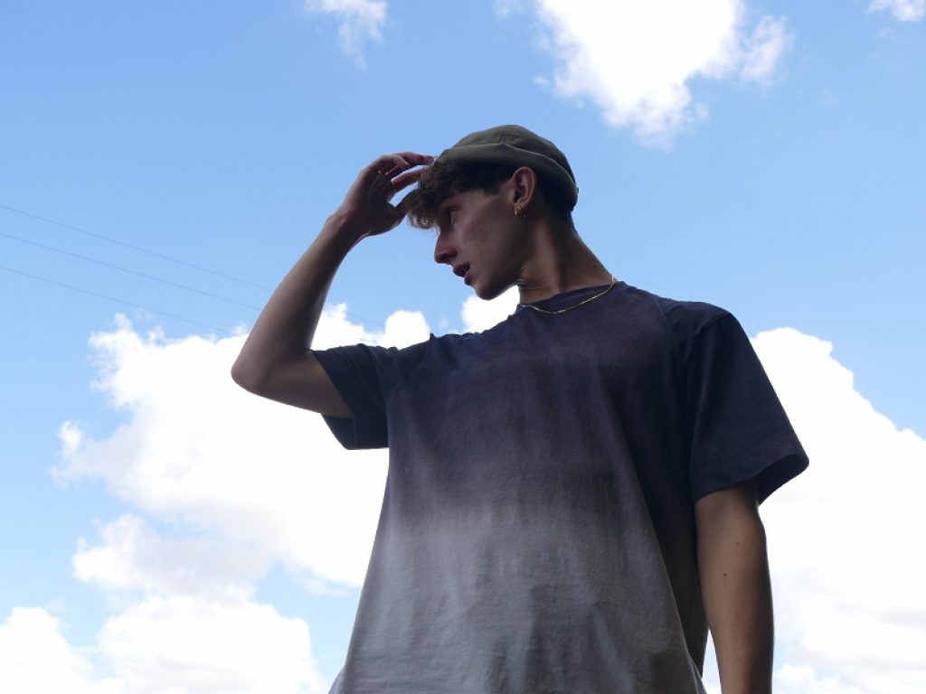 "Non cresciamo mai" è l'album di debutto di Mani