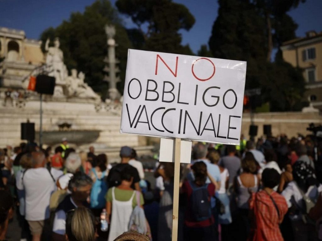 Bassetti e Burioni contro la sanzione di 100 euro una tantum ai No vax con più di 50 anni: “Ridicolo e grottesco, è troppo bassa”
