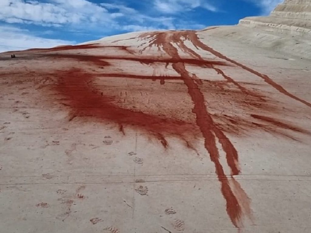 Scala dei Turchi deturpata con polvere rossa