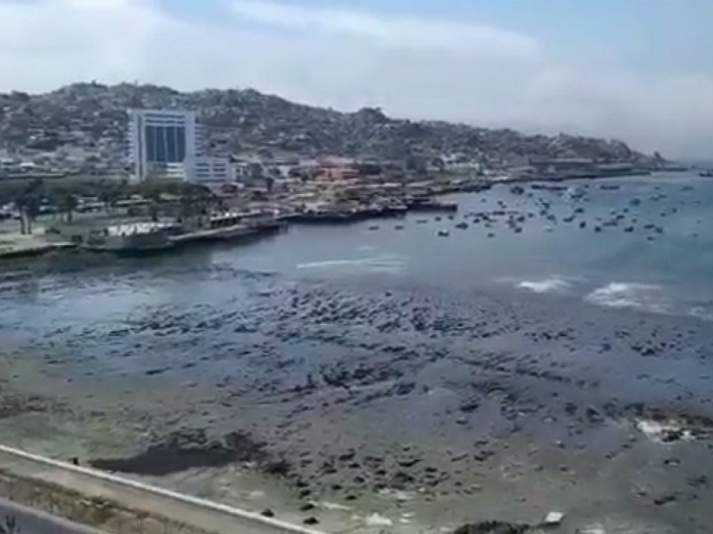 Vulcano sottomarino erutta nel Pacifico: le isole Tonga colpita da uno tsunami. Distrutte case, costruzioni e anche una chiesa