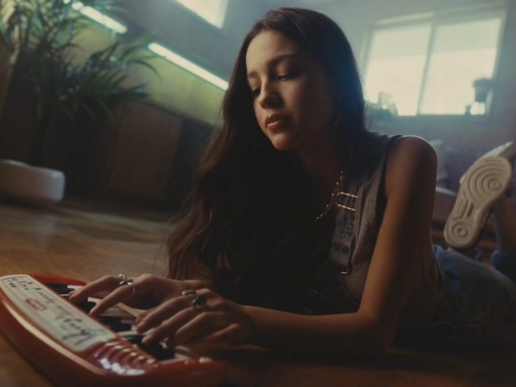 Olivia Rodrigo: driving home 2 u