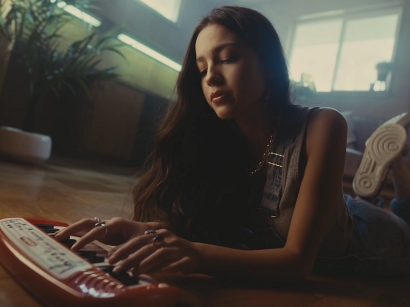 Olivia Rodrigo: driving home 2 u