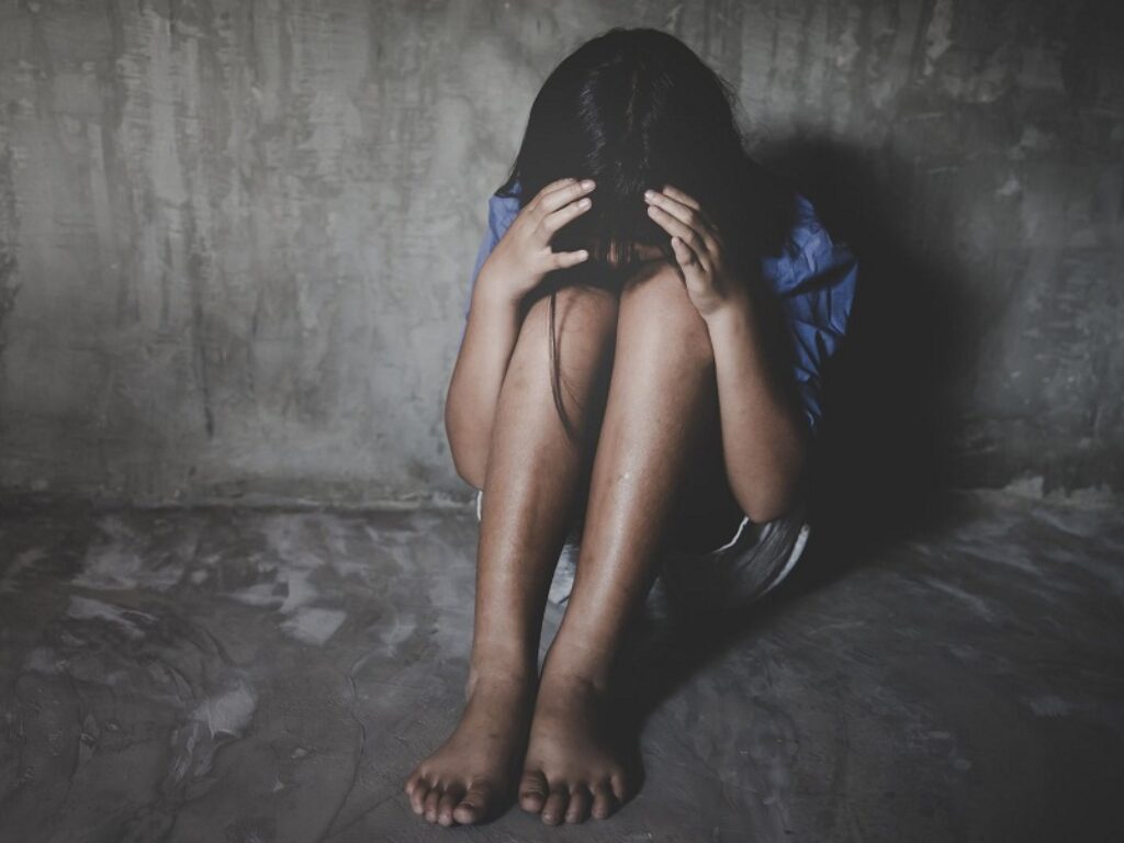 violenze minori stupro porta socchiusa invalida