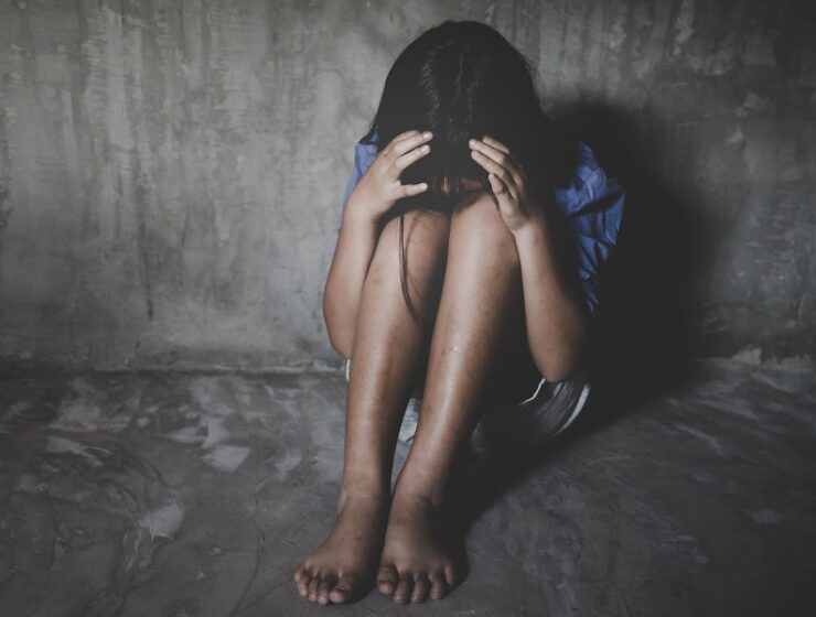 violenze minori stupro porta socchiusa invalida