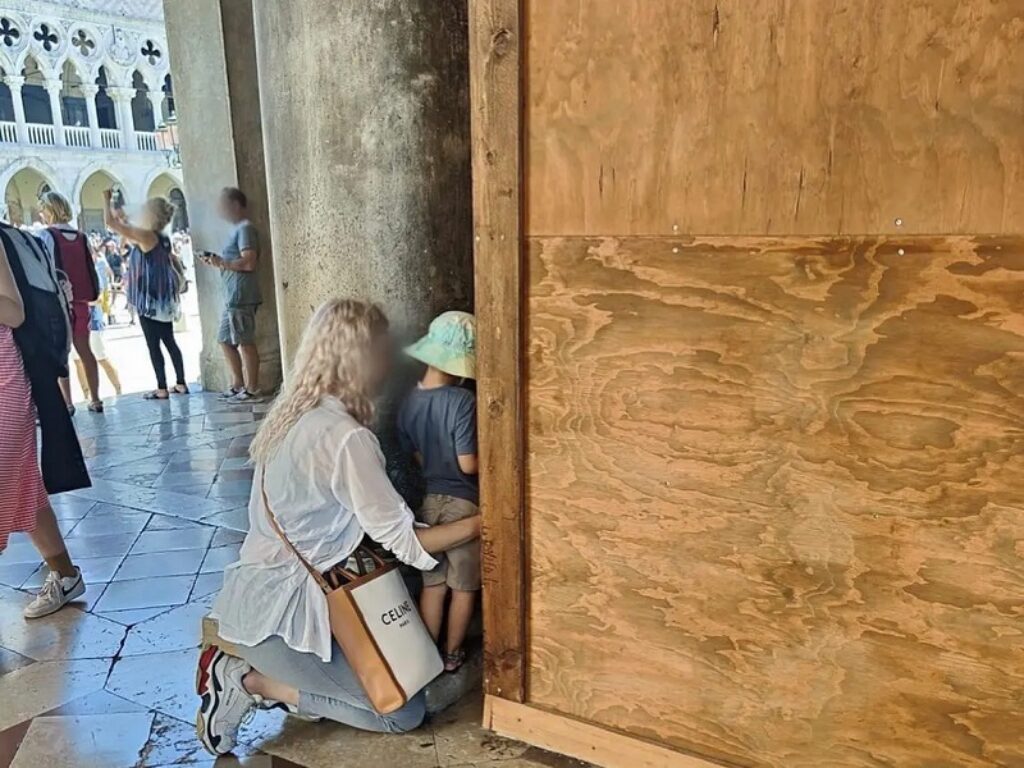 Mamma fa fare pipì al figlio in piazza San Marco