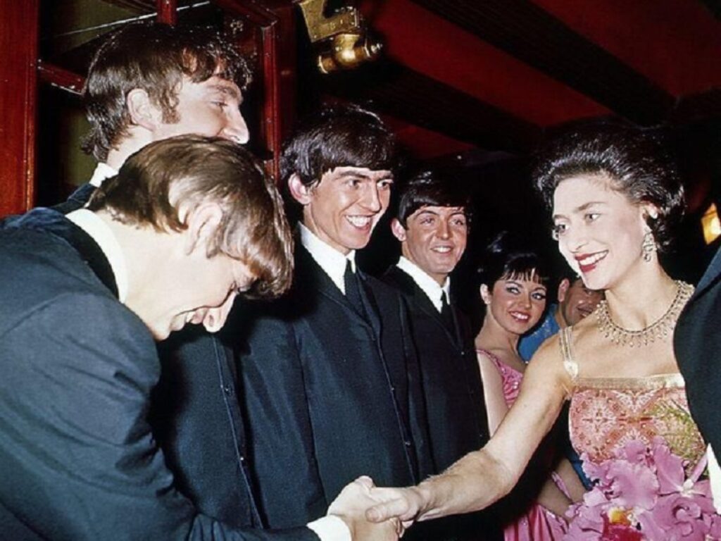 beatles regina elisabetta II