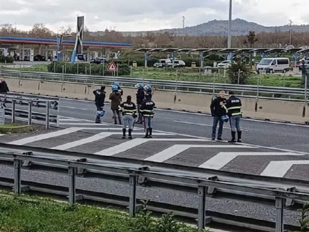 scontri tifosi autostrada a1