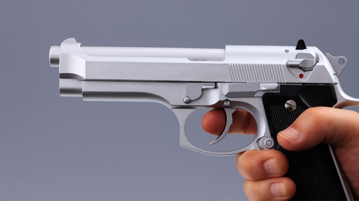 bambino spara alla maestra