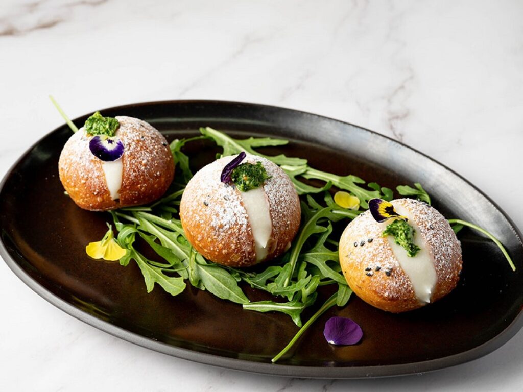 Maritozzo con uvetta sultanina, rucola IGP della Piana del Sele e crema di ricotta: ecco la ricetta da fare a casa