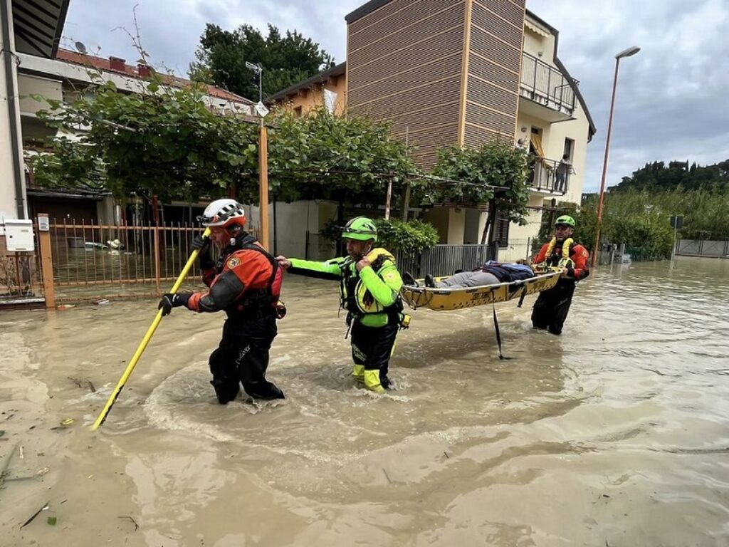 fuori dal fango alluvione emilia-romagna