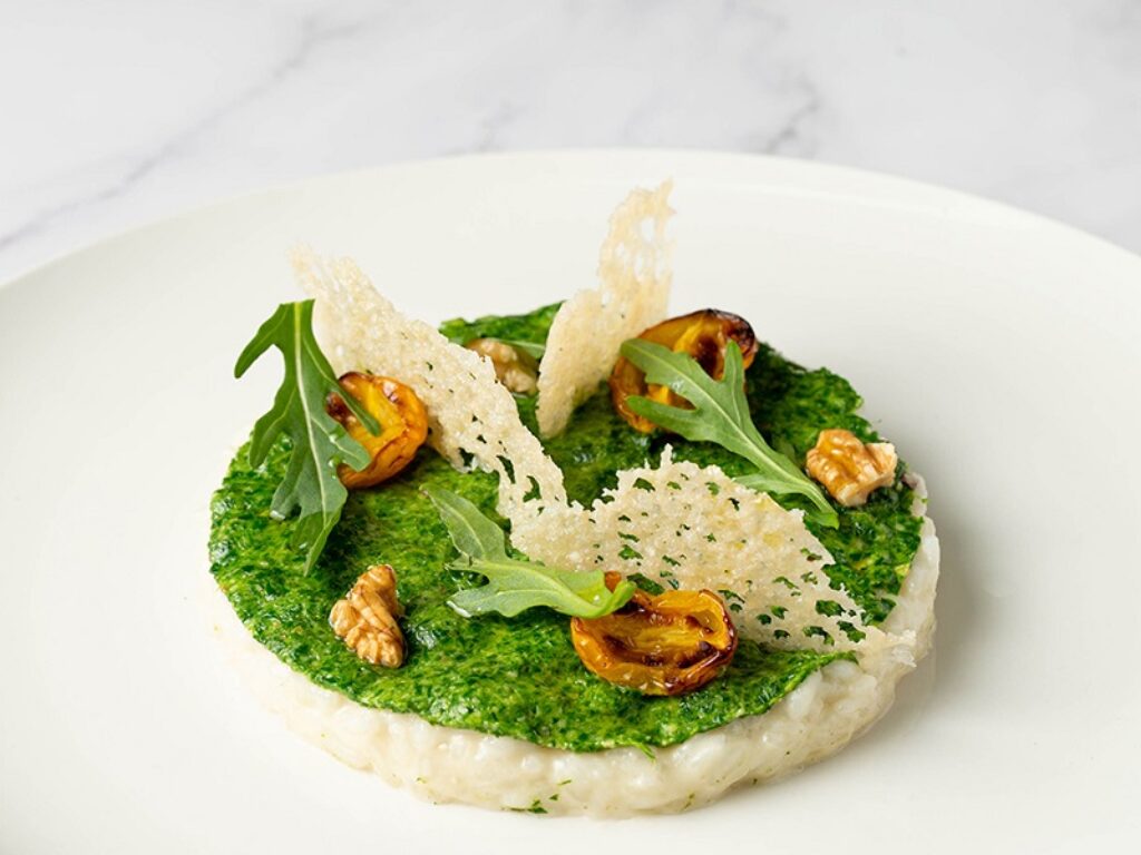 risotto al parmigiano reggiano, pesto di rucola e pomodorini infornati