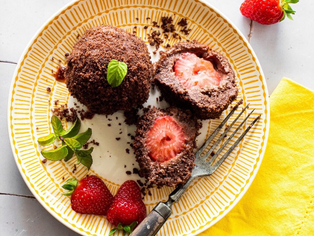 Canederli al cioccolato con cuore di fragola