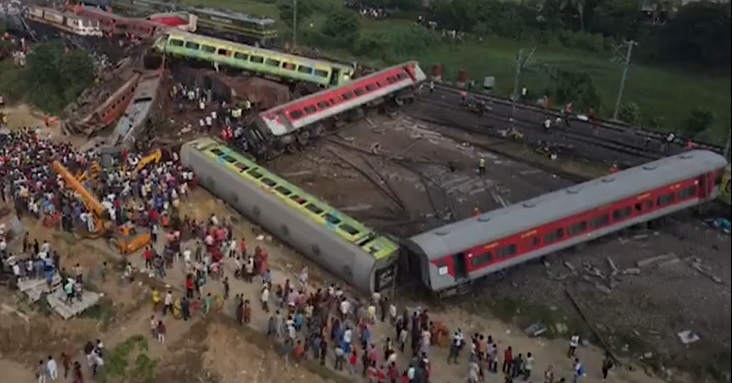 scontro treni india