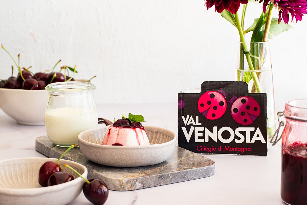 Panna cotta al cocco con Ciliegie Val Venosta speziate