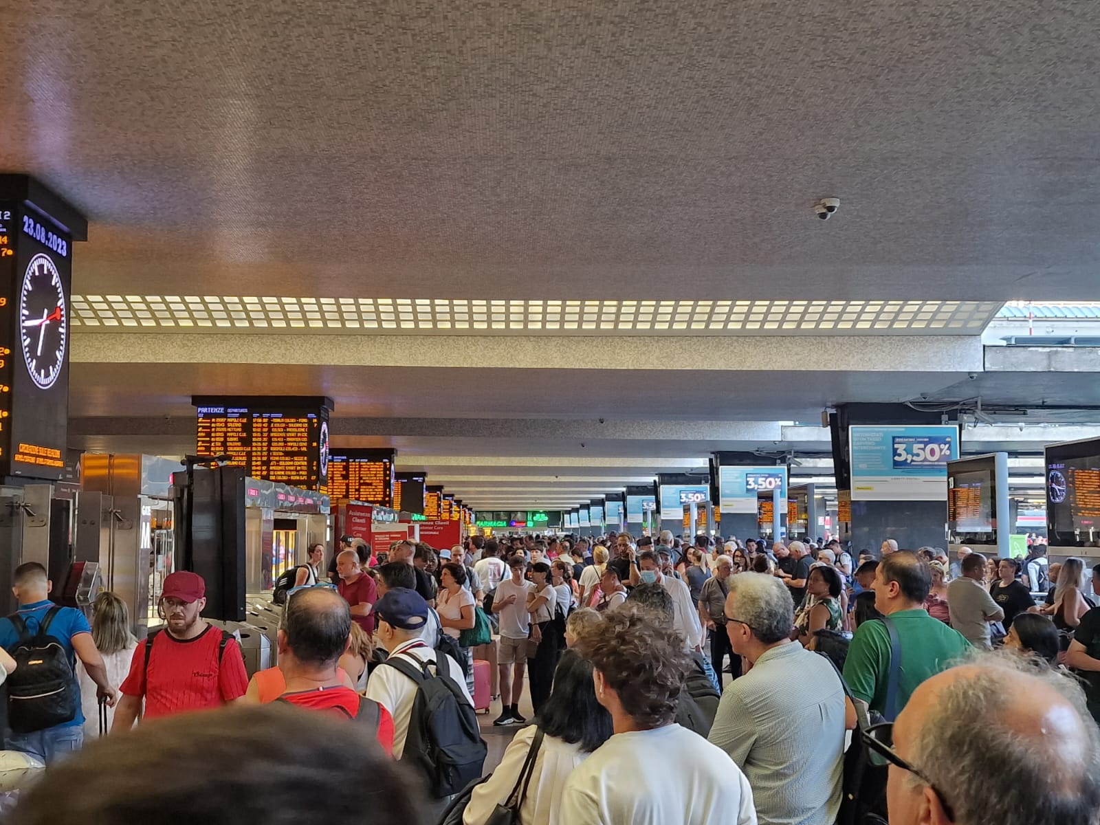 roma termini bagagli persona investita da un treno