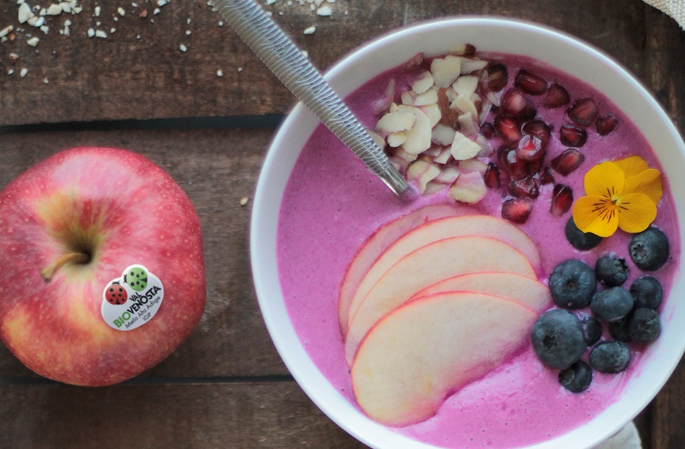 Smoothie Bowl con mele Gala Bio Val Venosta e barbabietola