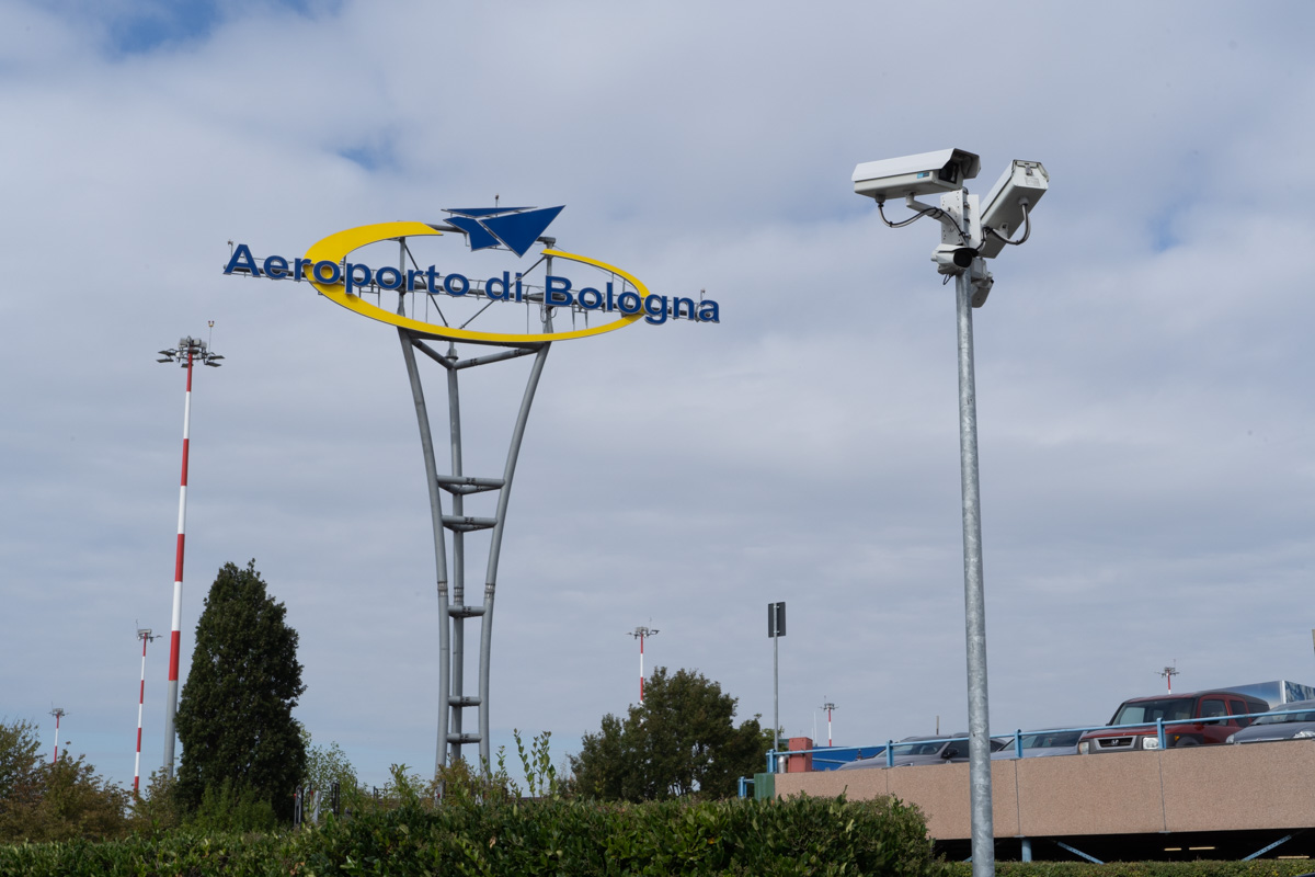 operaio aeroporto bologna