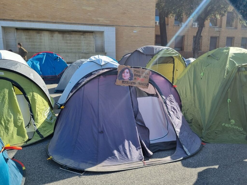 protesta tende universitari