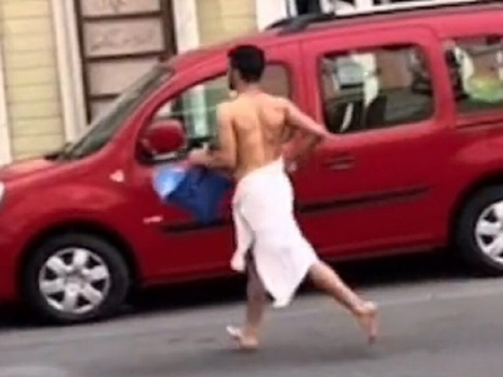 video uomo corre nudo