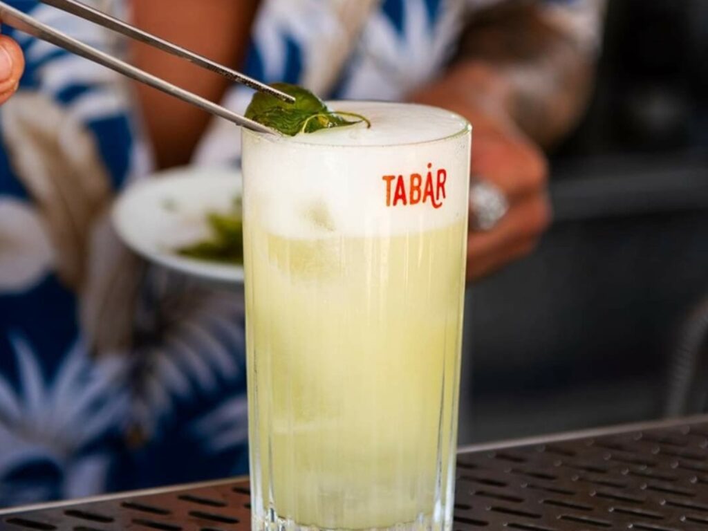 Smash Basil Fizz con Gin Tabar Bergamotto