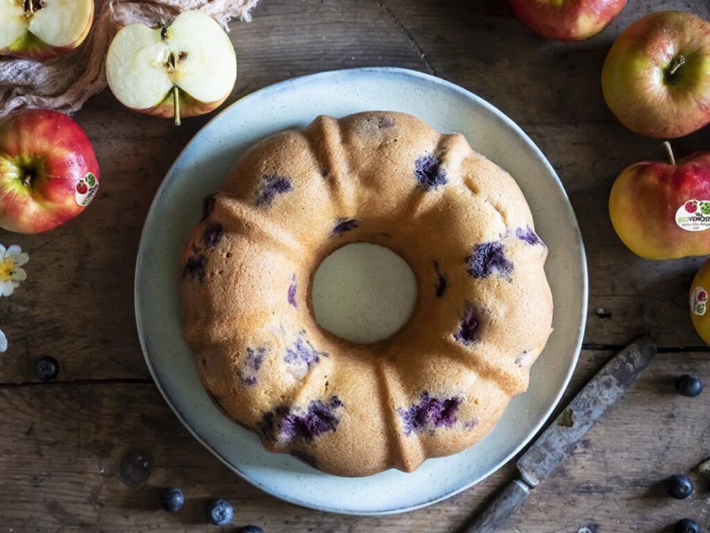 Ciambella di farro e avena con mele Topaz Bio e mirtilli