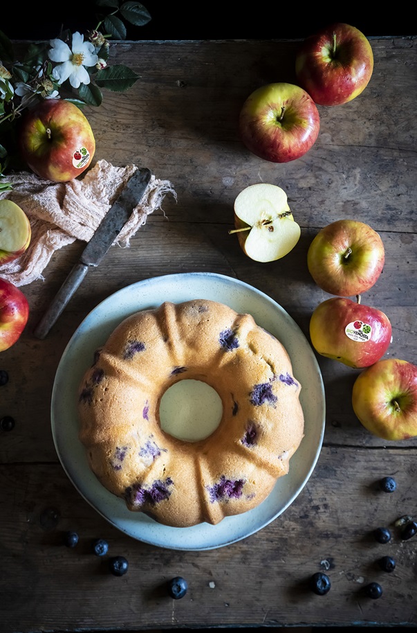 Ciambella di farro e avena con mele Topaz Bio e mirtilli