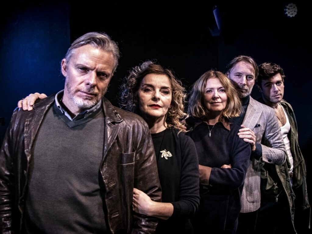 Metti, una sera a cena