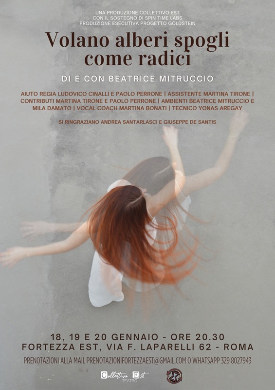 Volano alberi spogli come radici