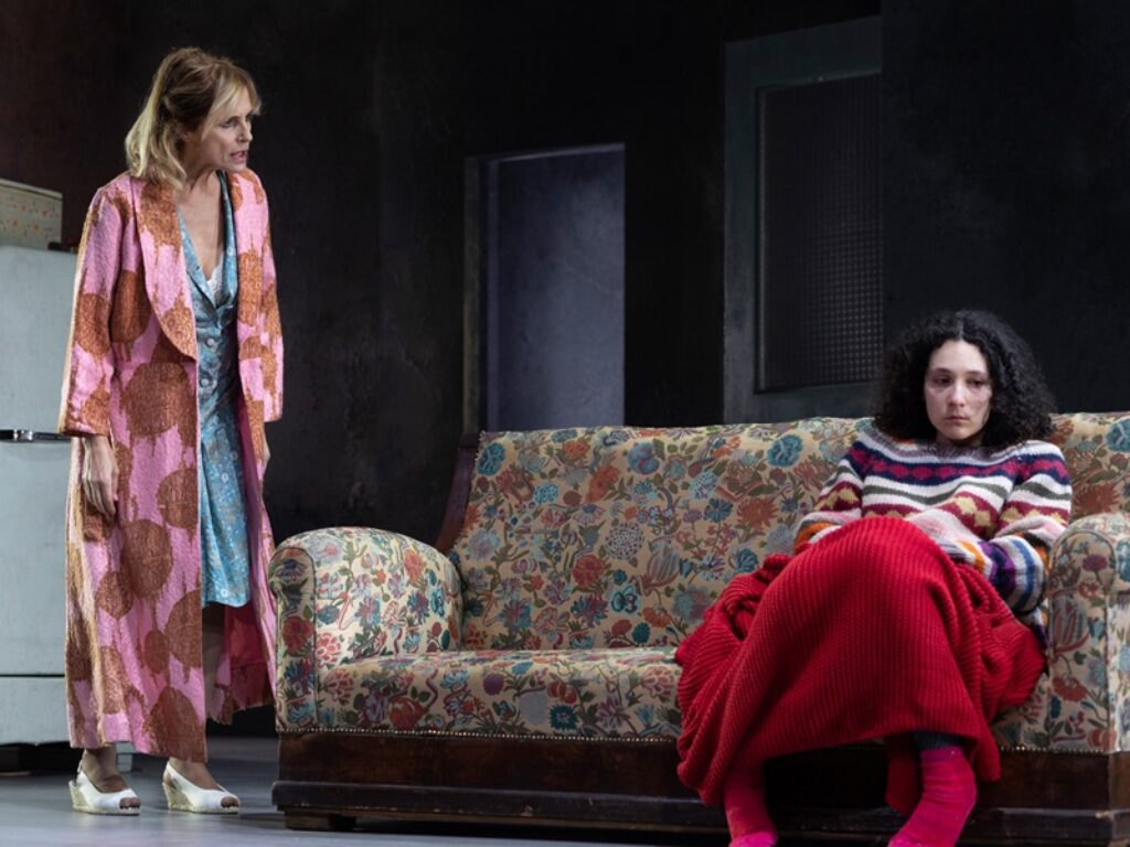 La ragazza sul divano