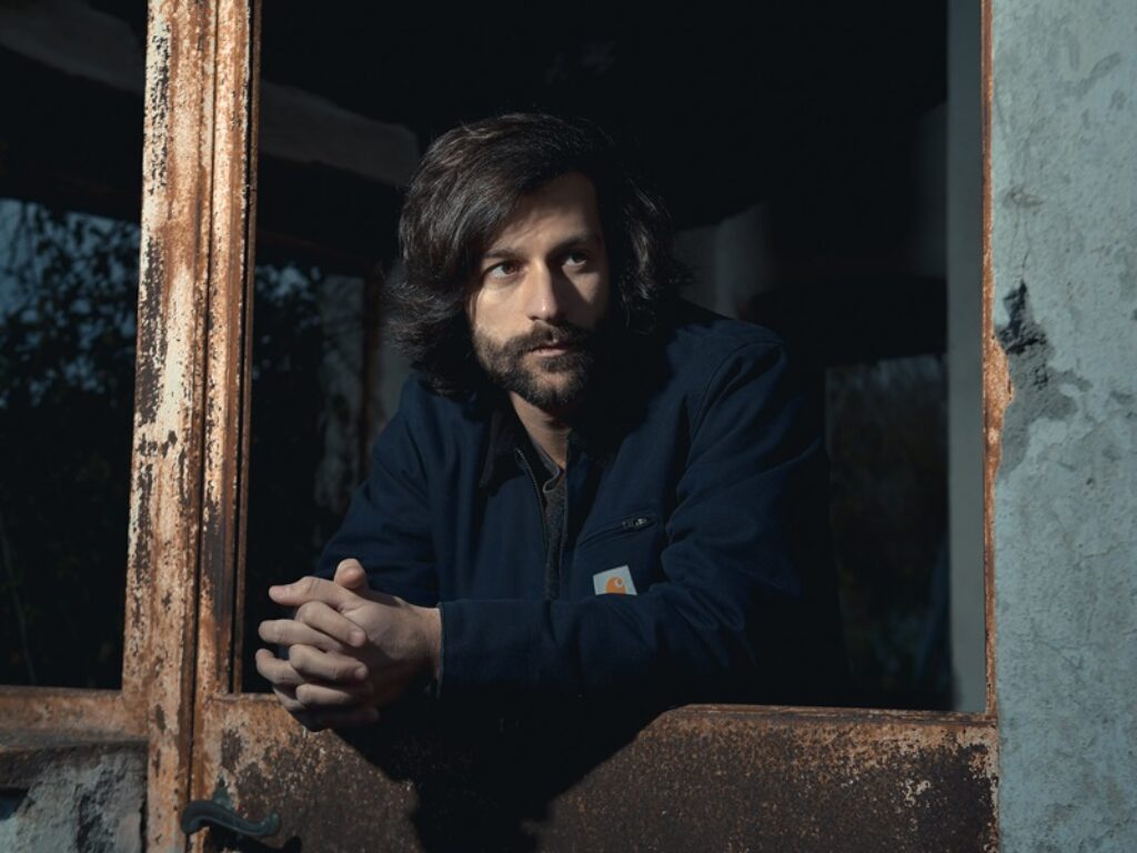 luca coi baffi