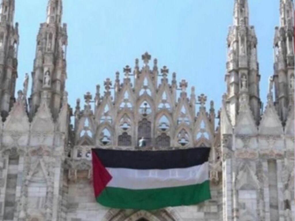 bandiera palestina duomo milano
