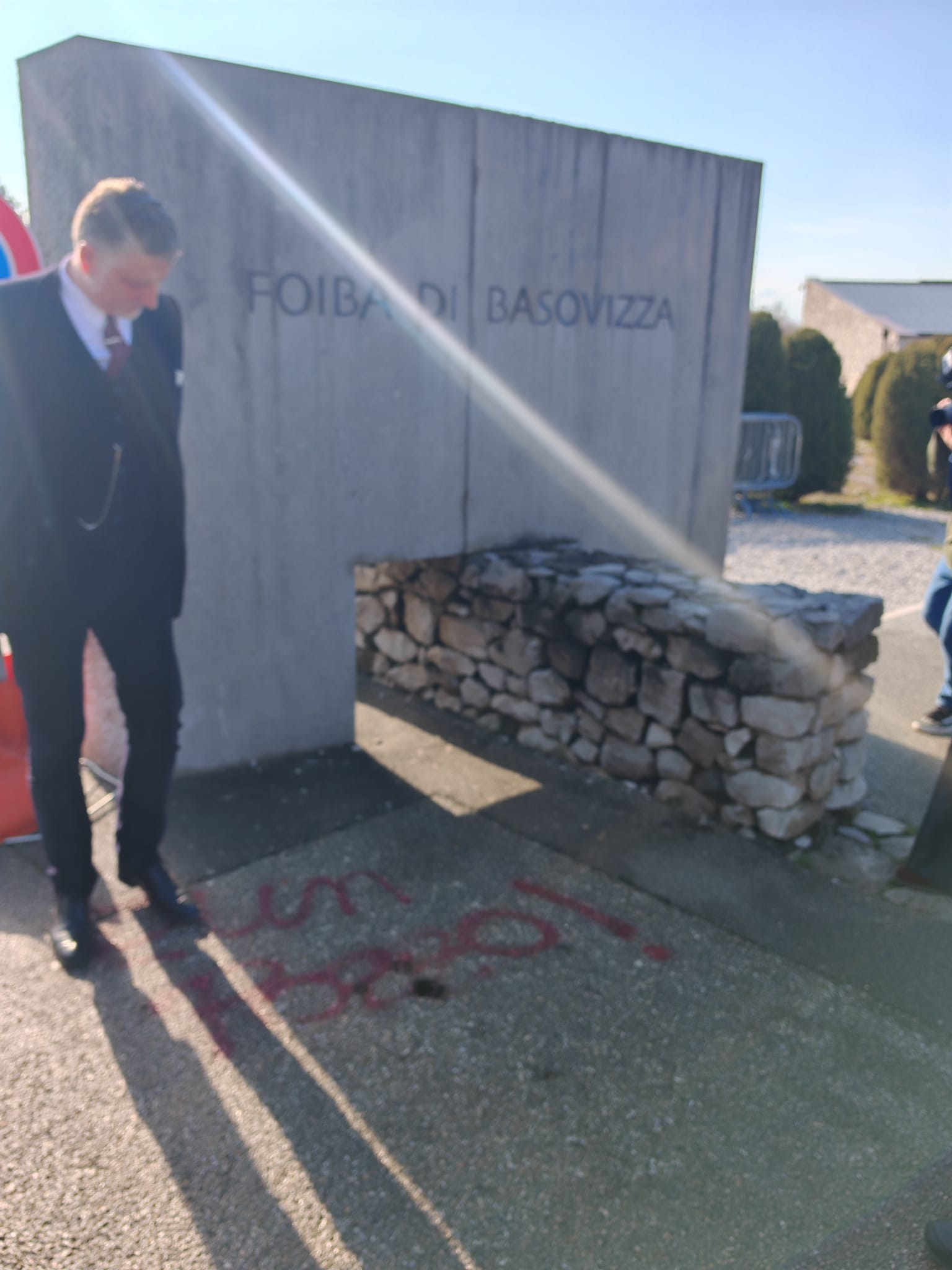 le scritte deliranti sulla foiba di basovizza