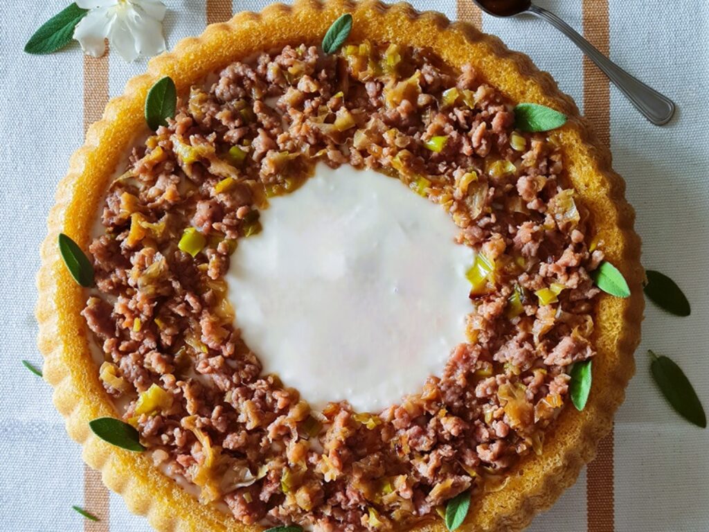 crostata salata con porri e salsiccia