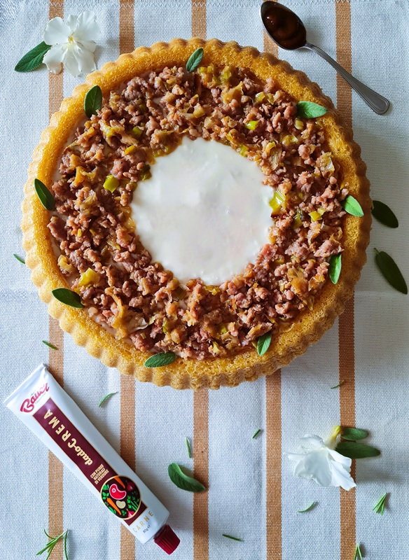 crostata salata con porri e salsiccia