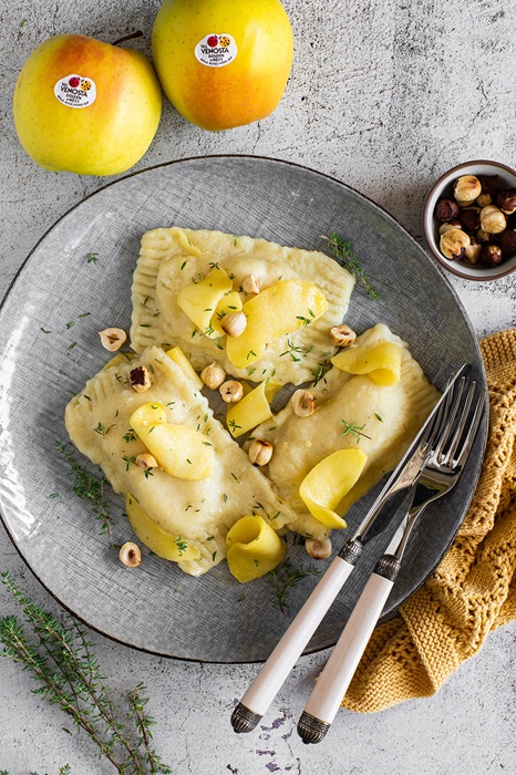 Ravioli di patate ripieni di mele e formaggio