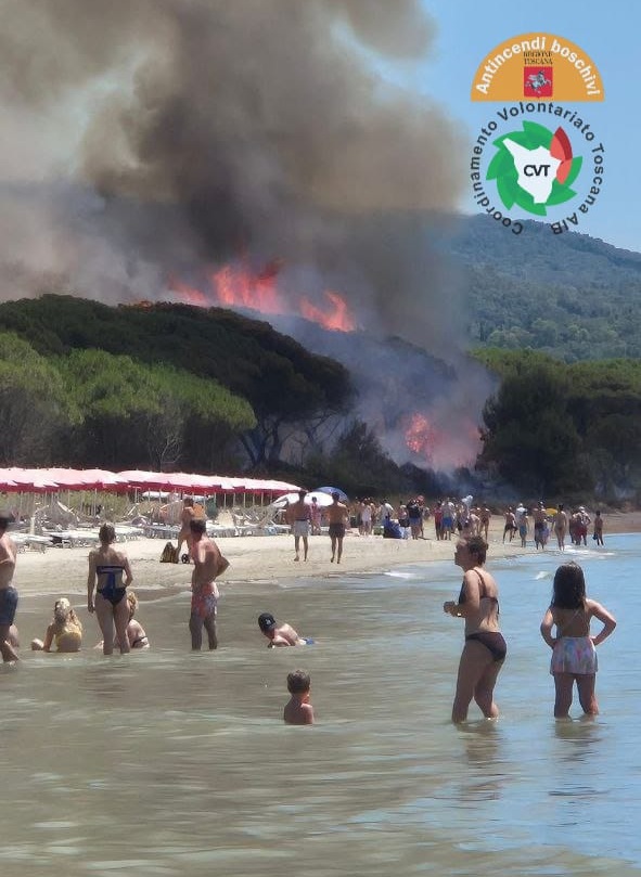 incendio spiaggia del puntone