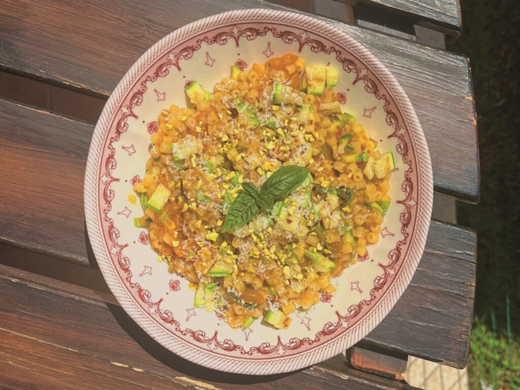 i Ditalini senza glutine di Mais e Riso Integrale con sugo di datterini gialli, zucchine e granella di pistacchi