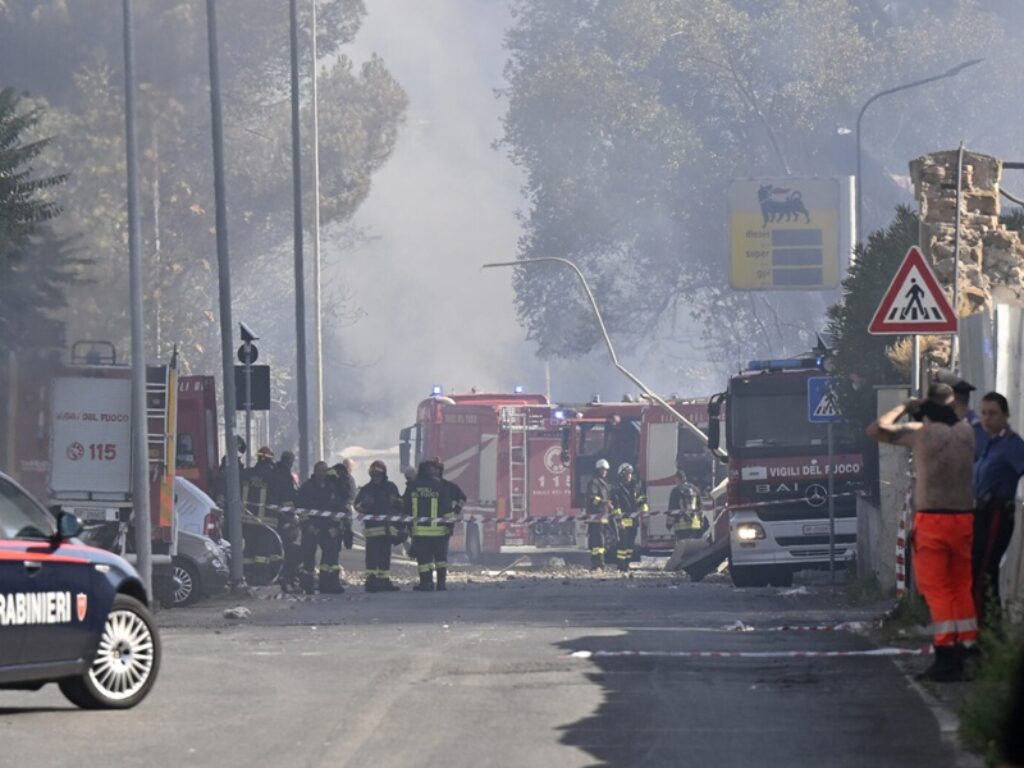 esplosione distributore roma