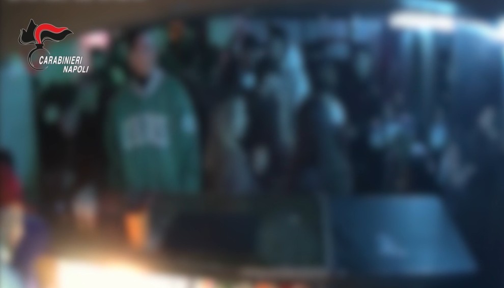 arresti napoli pestaggio fila bagno