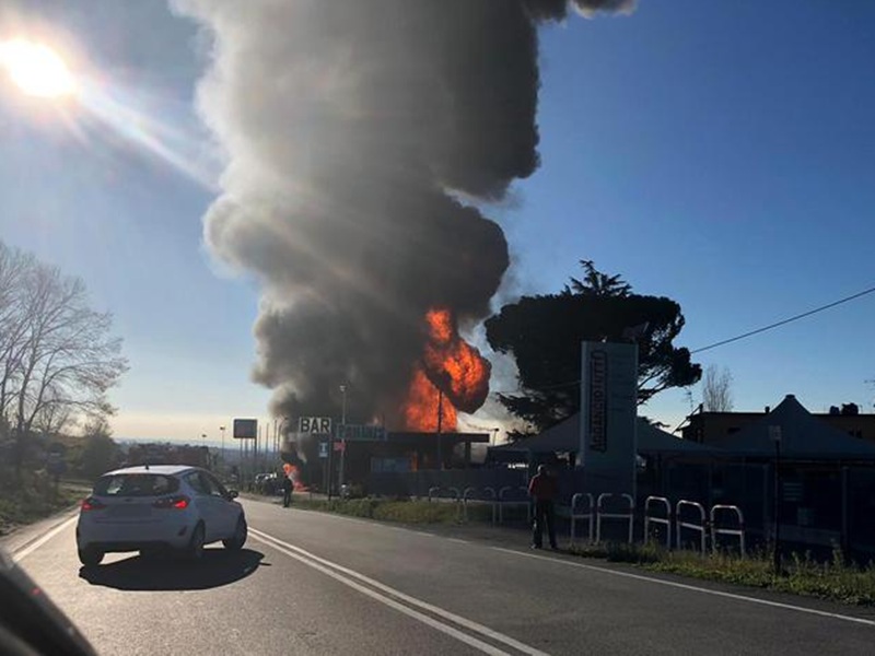 esplosione distributore roma est