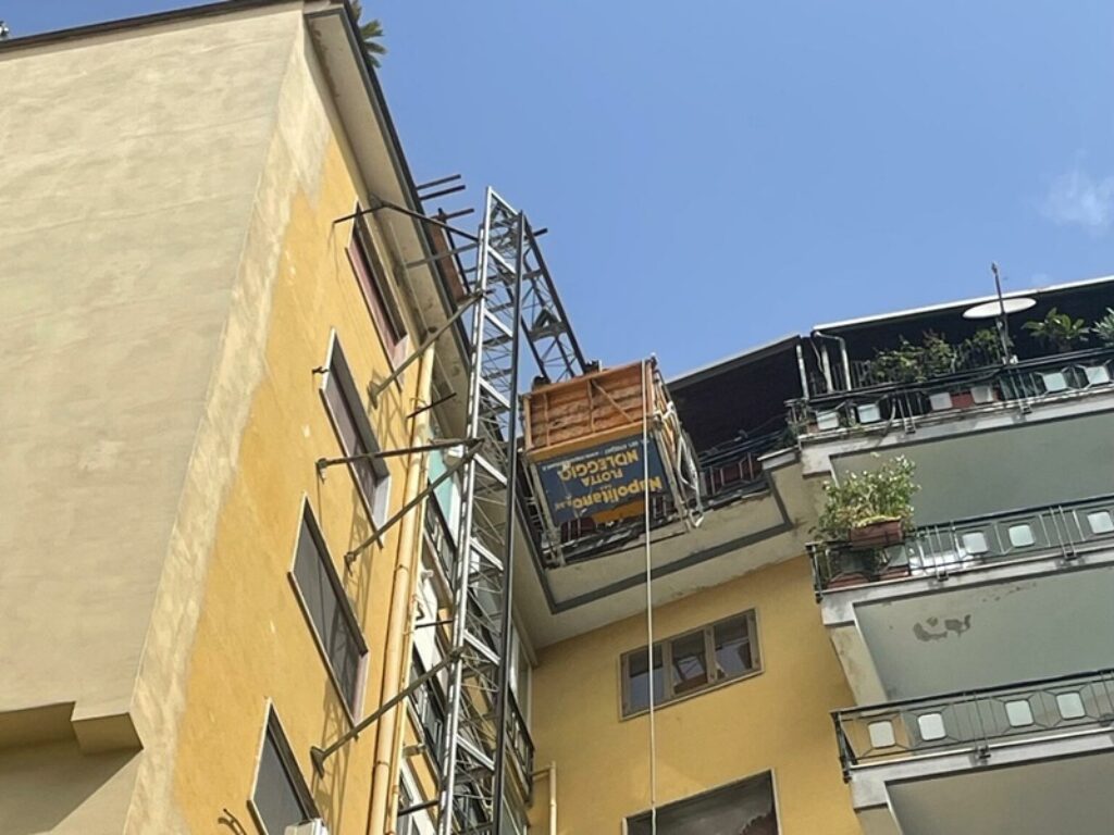 operai napoli montacarichi