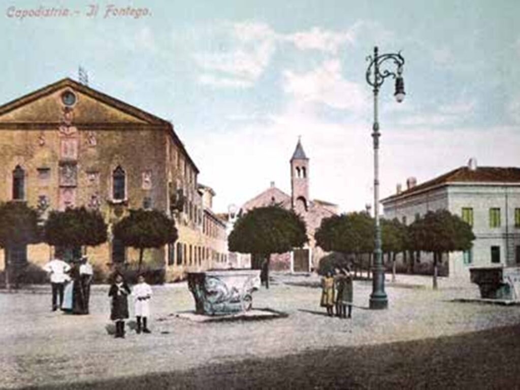 La biblioteca del conte Francesco Grisoni Cartolina d’epoca raffigurante il “Fontego” (Fontico) di Capodistria