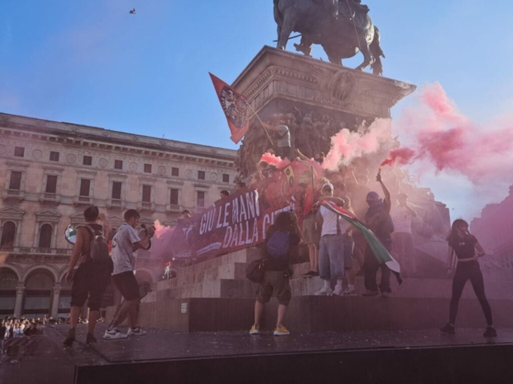manifestazione per il Leoncavallo