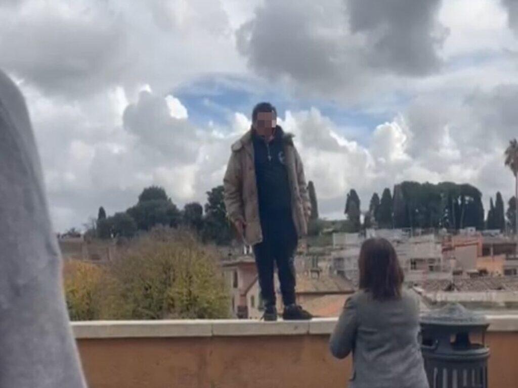 uomo salvato fori imperiali
