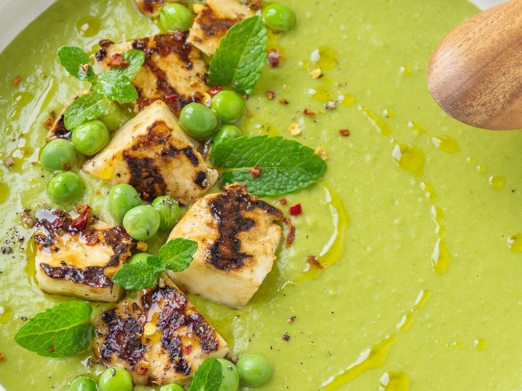 CREMA DI PISELLI CON HALLOUMI GRIGLIATO E MENTA