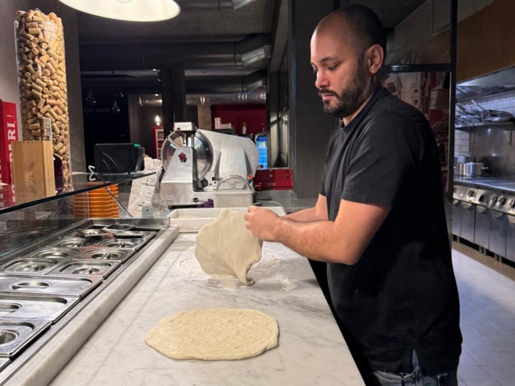 chef ciro di maio prepara pizza scarola natalizia