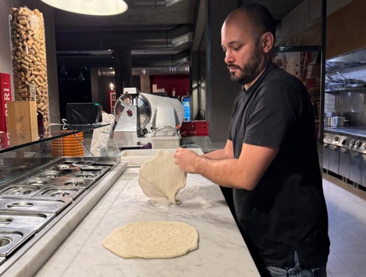 chef ciro di maio prepara pizza scarola natalizia