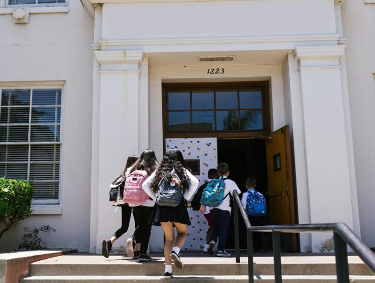 bambini che vanno a scuola