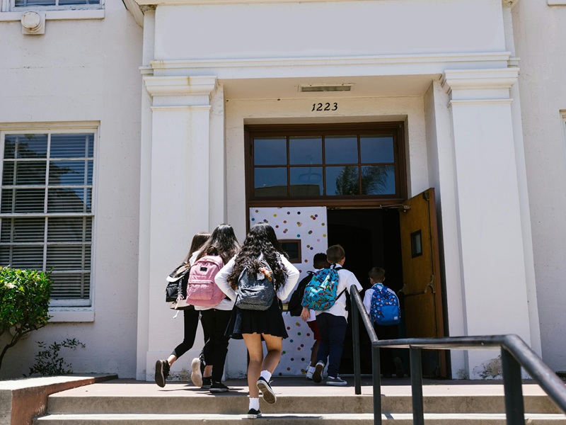 bambini che vanno a scuola