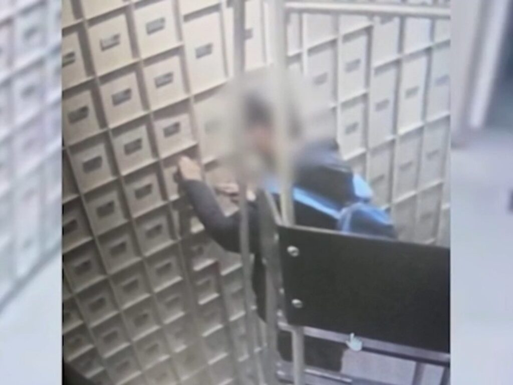 Ladro resta intrappolato